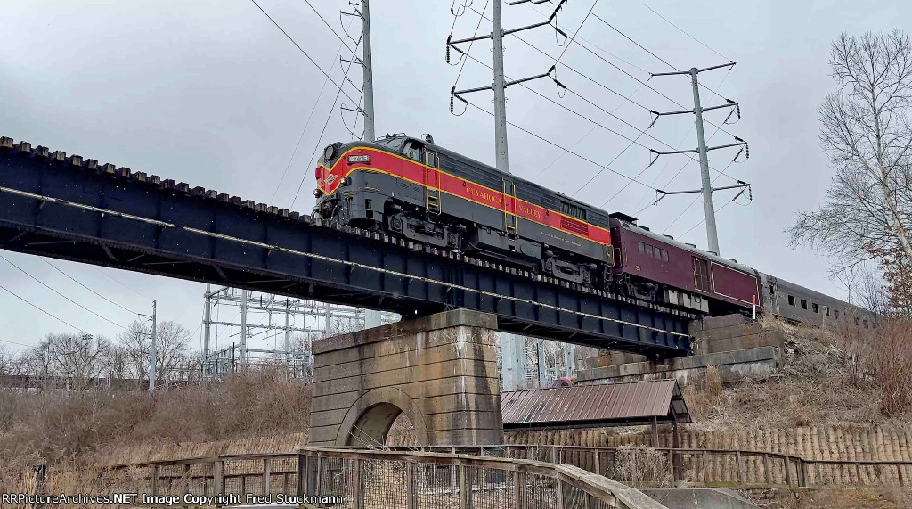 CVSR 6773 crosses Cascade Locks.